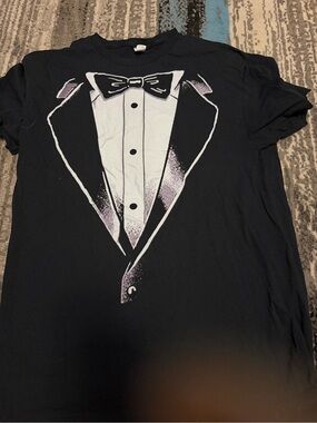 Source Unknown Black Tuxedo Graphic Short Sleeve Tee